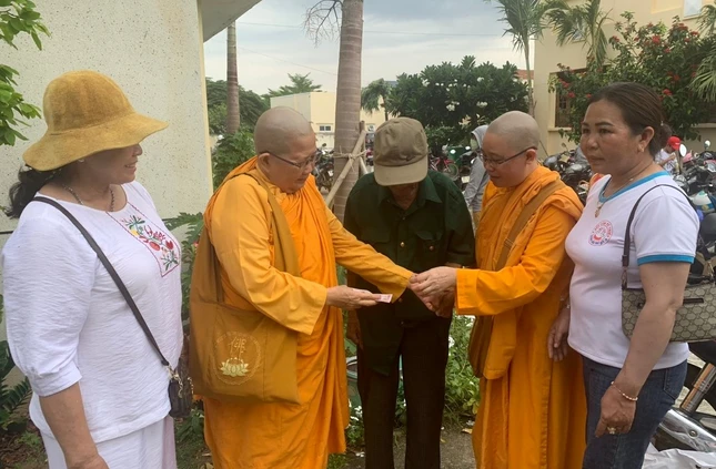 Chư Ni tịnh xá Ngọc Ân thăm hỏi người đến nhận quà