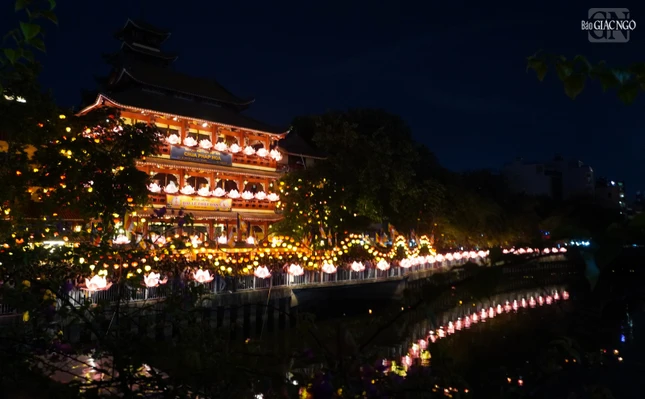 Hoa đăng từ từ được thả xuống dòng kênh Nhiêu Lộc