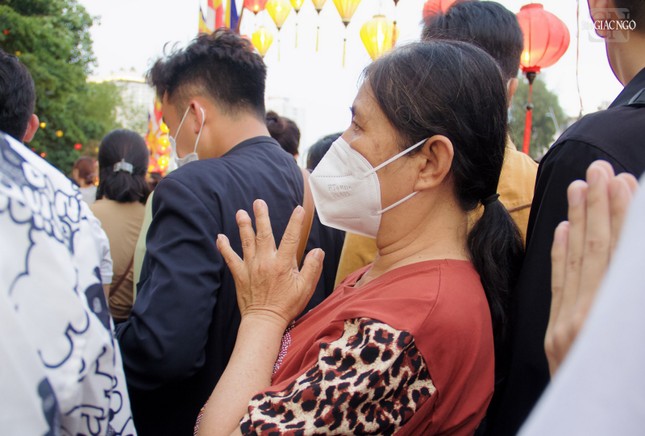 Nhiều Phật tử đứng từ xa cầu nguyện