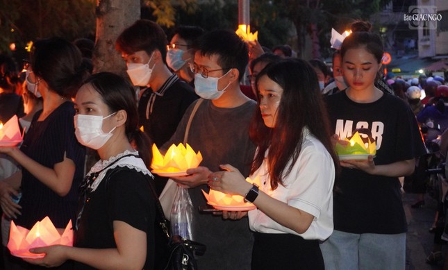 Xếp hàng ngay ngắn để tham dự lễ hoa đăng