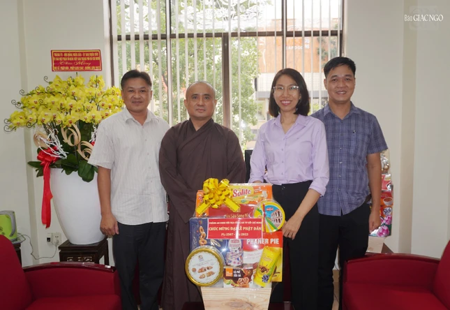 Đoàn tặng quà chúc mừng Phật đản