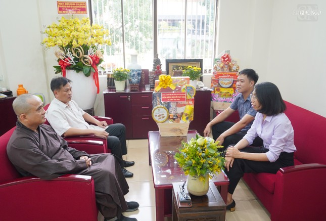 Thượng tọa Thích Tâm Hải tiếp đoàn