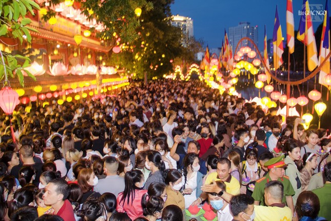 Phật tử đến chùa dự lễ hoa đăng