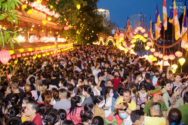 Phật tử đến chùa dự lễ hoa đăng