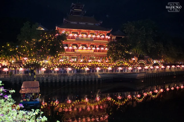 Đêm hoa đăng kính mừng Phật đản Phật lịch 2567 tại chùa Pháp Hoa, tối 12-4-Quý Mão