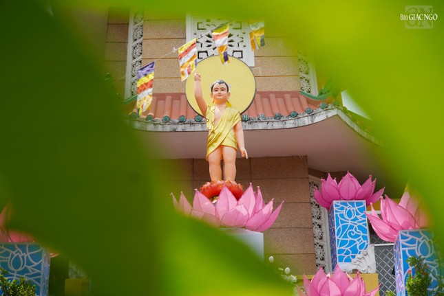 Lễ đài do Gia đình Phật tử Xá Lợi thiết trí