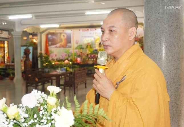 Đại đức Thích Quang Nghĩa báo cáo sơ lược công tác tổ chức khóa an cư trên địa bàn