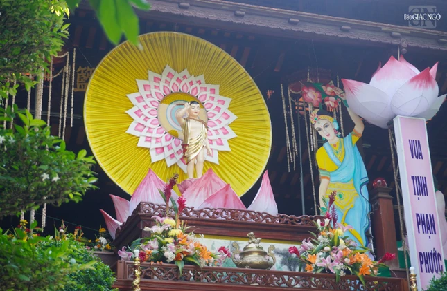 Tôn tưởng Phật đản sanh tại Quảng Hương Già Lam