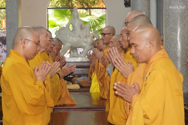 Có hai trường hạ dành cho chư Tăng là chùa Huỳnh Kim và tu viện Quảng Hương Già Lam