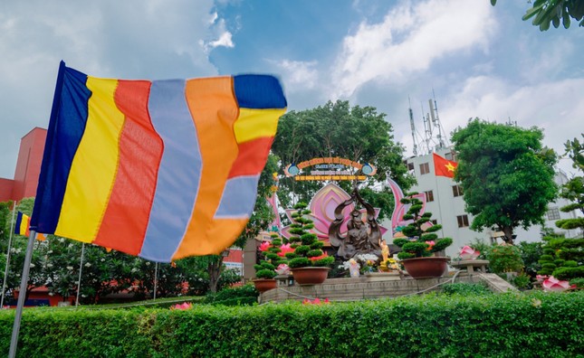 Cờ Phật giáo tung bay