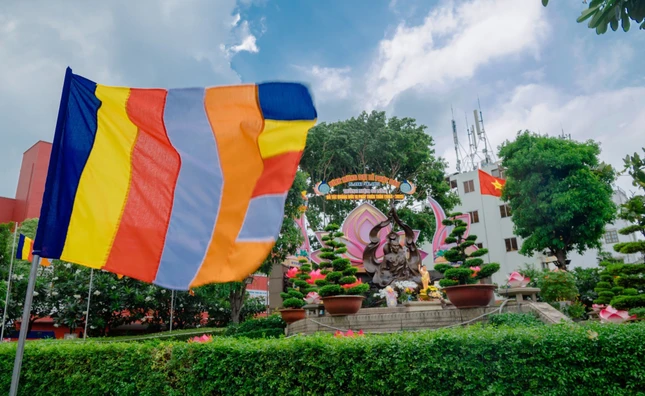 Cờ Phật giáo tung bay