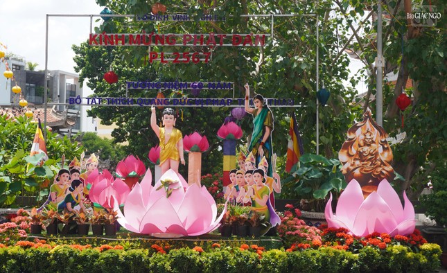 Kính mừng Phật đản và tưởng niệm 60 năm Bồ-tát Thích Quảng Đức vị pháp thiêu thân