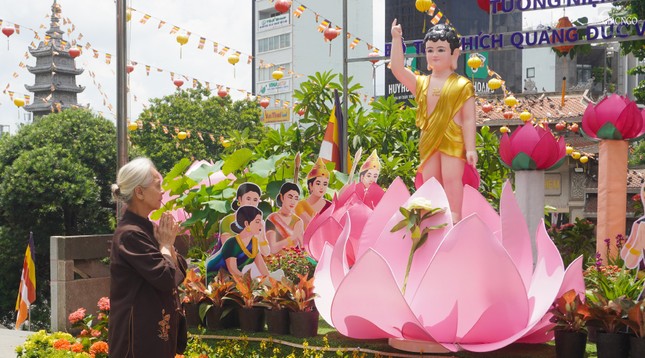 Phật tử lễ Phật tại vườn Lâm-tỳ-ni