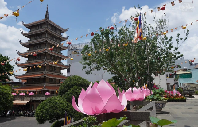 Hoa sen được chùa Vĩnh Nghiêm thiết trí