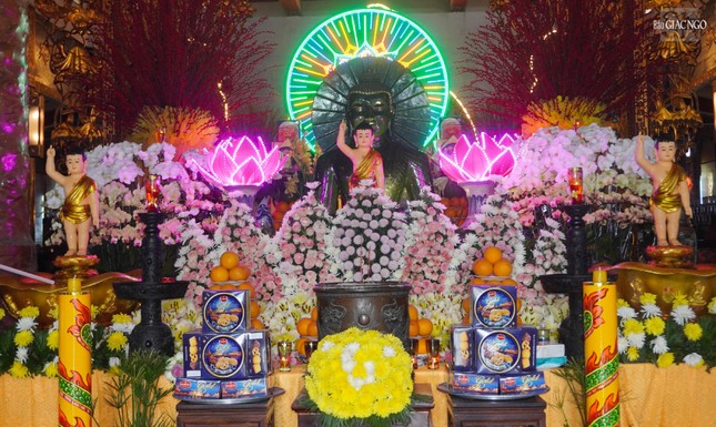 Trong chánh điện chùa Vĩnh Nghiêm