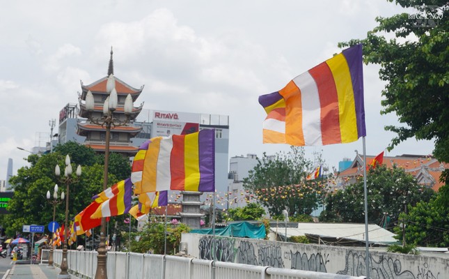 Cờ Phật giáo tung bay trên cầu Công Lý