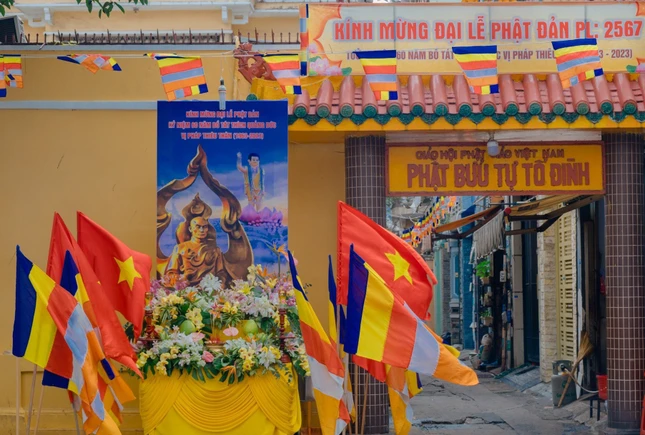 Hương án tưởng niệm Bồ-tát Thích Quảng Đức trước cổng chùa Phật Bửu