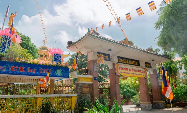 Cổng chùa Xá Lợi