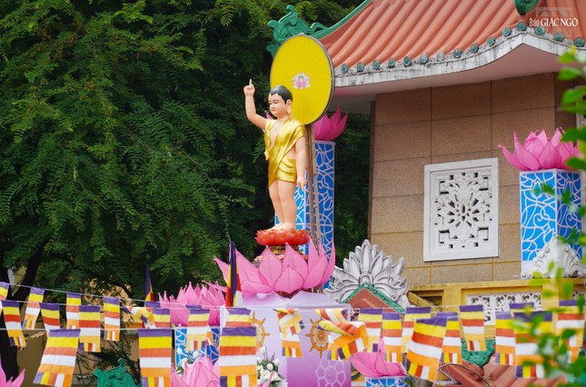 Nhìn từ chánh điện chùa Xá Lợi