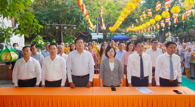 Ông Nguyễn Văn Đức, Phó Bí thư Quận ủy, Chủ tịch UBND Q.12, cùng đại diện chính quyền thành phố và Q.12 tham dự lễ