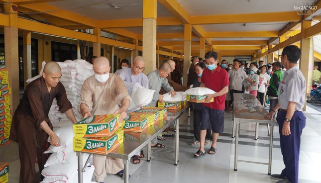 500 phần quà được tặng đến bà con khó khăn tại chùa Vĩnh Nghiêm