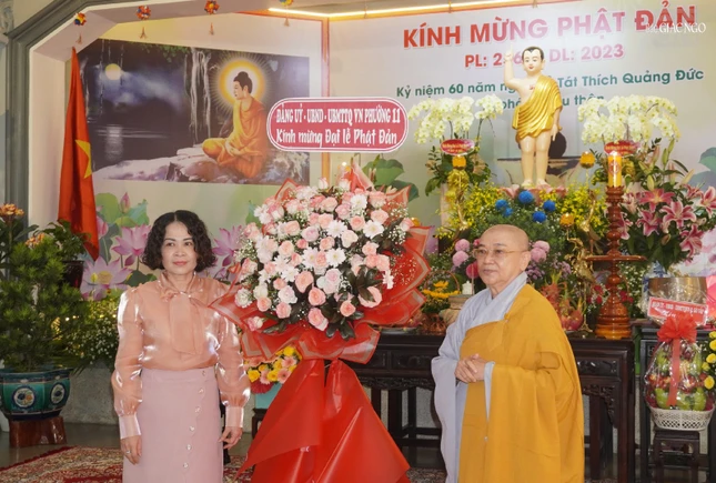 Lẵng hoa chúc mừng của đại diện chính quyền P.11, Q.Gò Vấp