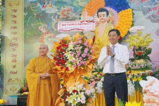 Ông Chủ tịch Ủy ban Nhân dân Q.12 trao lẵng hoa chúc mừng