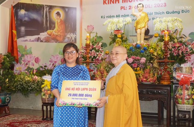 Trao ủng hộ đến quỹ của Hội Liên hiệp Phụ nữ Q.Gò Vấp