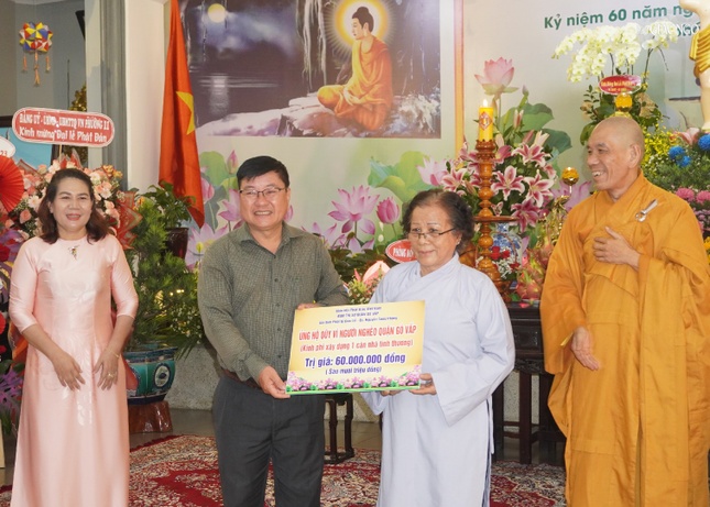 Một gia đình Phật tử ủng hộ xây dựng một căn nhà tình thương