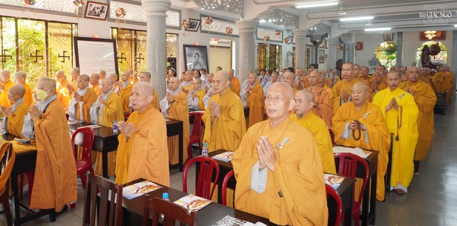 Chư tôn đức tụng kinh Khánh đản