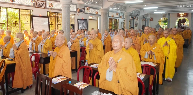 Chư tôn đức tụng kinh Khánh đản