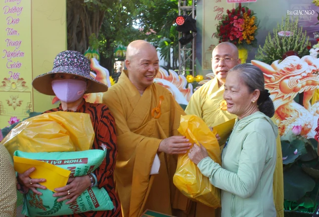 Thượng tọa Thích Trí Thường trao quà đến người dân - Ảnh: Trung Thiện