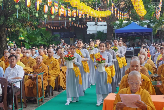 Dâng hoa cúng dường của Gia đình Phật tử Vĩnh Phước