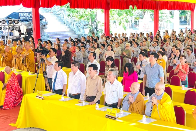 Đại diện chính quyền, chư Ni và Phật tử