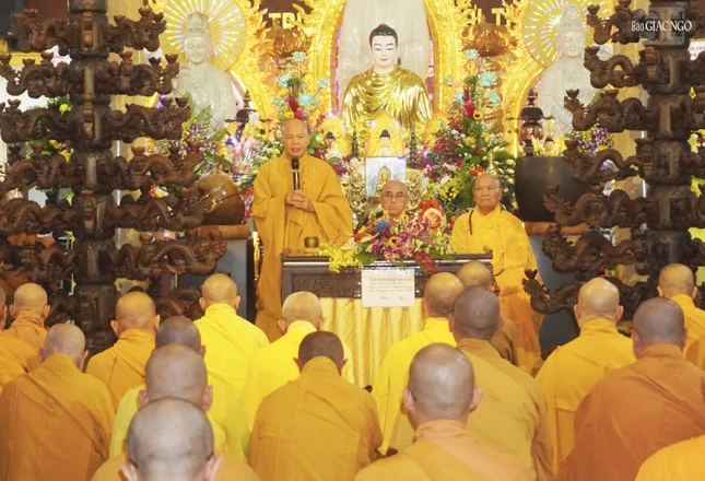 Thượng tọa Thích Trí Thường phát biểu sách tấn đến hành giả tại trường hạ chùa Quảng Đức