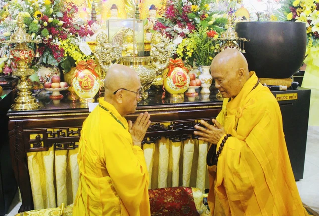 Nhị vị Hòa thượng đối thú tác pháp an cư của hàng Thượng tọa - Ảnh:Trung Thiện