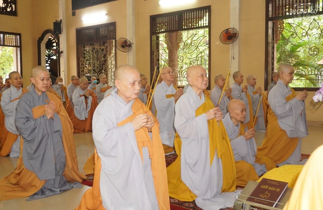 Niêm hương bạch Phật