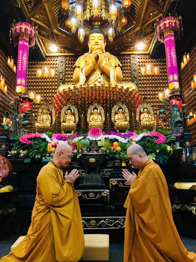 Chư tôn đức thực hiện nghi thức đối thú an cư