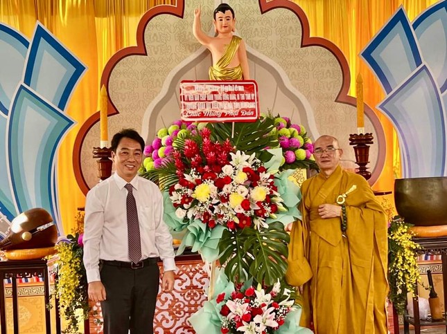 Lẵng hoa chúc mừng của chính quyền tỉnh Lẵng hoa chúc mừng của chính quyền tỉnh