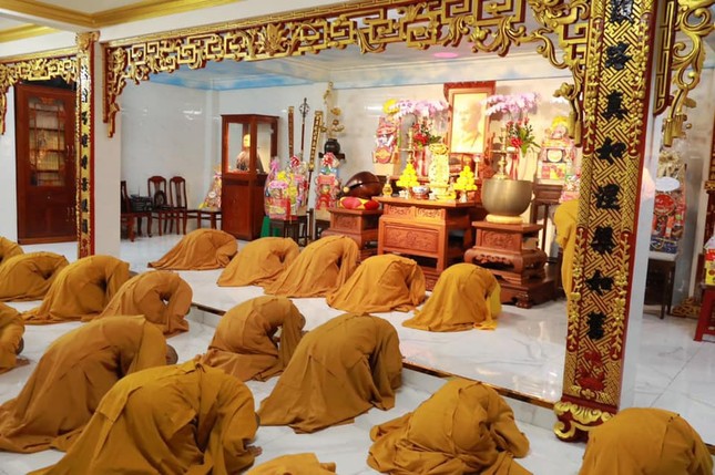 Chư hành giả an cư chùa Hưng Phước đảnh lễ trước di ảnh cố Trưởng lão Hoà thượng Thích Hiển Pháp, Phó Pháp chủ GHPGVN, viện chủ chùa Hưng Phước Chư hành giả an cư chùa Hưng Phước đảnh lễ trước di ảnh cố Trưởng lão Hoà thượng Thích Hiển Pháp, Phó Pháp chủ GHPGVN, viện chủ chùa Hưng Phước