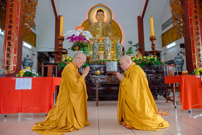 Nhị vị Hòa thượng đối thú hàng Thượng tọa Nhị vị Hòa thượng đối thú hàng Thượng tọa