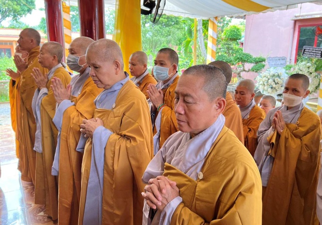 Chư Ni viếng tang Hòa thượng Giác Ánh - Ảnh: Tâm Đức