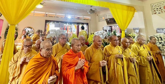 Chư tôn đức Phật giáo tỉnh Vĩnh Long tưởng niệm Hòa thượng Giác Ánh - Ảnh: P.Khai