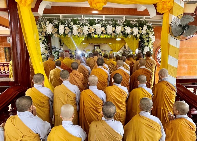 Tăng Ni Ban Trị sự GHPGVN tỉnh Vĩnh Long viếng tang Hòa thượng Giác Ánh - Ảnh: Tâm Đức