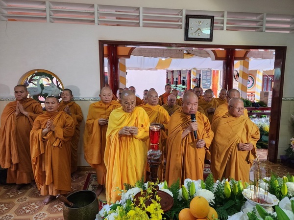 Chư tôn giáo phẩm Giáo đoàn V dâng hương tưởng niệm - Ảnh:HPKS