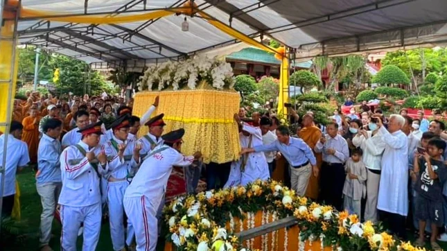 Kim quan Hòa thượng nhập Bảo tháp trong khuôn viên tịnh xá