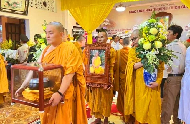 Cung thỉnh y bát, di ảnh...