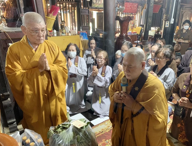 Đoàn dâng hương lễ Phật và tác bạch cúng dường Đoàn dâng hương lễ Phật và tác bạch cúng dường