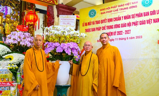 Lẵng hoa chúc mừng của Hòa thượng Thích Huệ Thông, Trưởng ban Pháp chế T.Ư