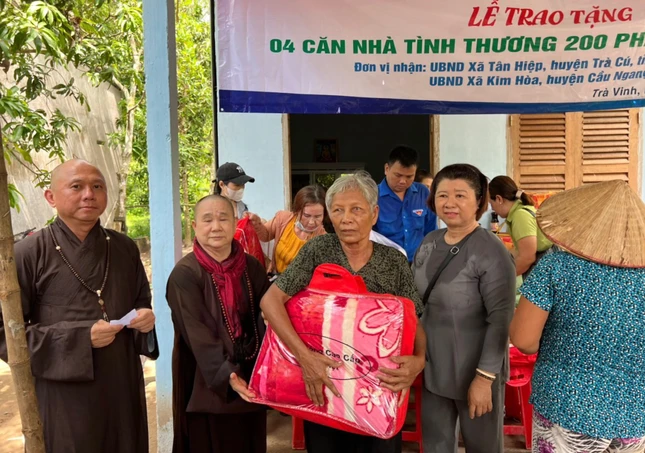 Tặng quà đến bà con khó khăn